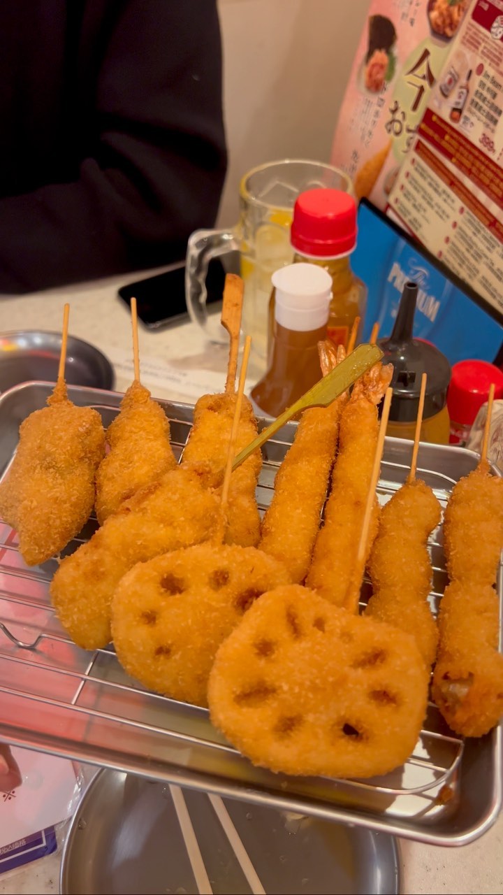 운 좋으면 하이볼 꽁짜로 마실 수 있는 후쿠오카 꼬치집

✨꼬치 카츠 다나카 KITTE hakata✨

오시카 명물 쿠시카츠를
후쿠오카에서도 즐길 수 있다길래 방문한 곳!

노오랗게 튀겨진 
새우, 소고기, 돼지고기, 조개, 연근 좀 보세요🧡💛
바삭하고 기름 잡내도 없어서 넘 맛있더라구요

1인당 300엔의 자릿세를 내야하는데
양배추 샐러드를 리필해주니 손해는 아닙니다😂

심지어 친친로린이라는 주사위 게임 참여해서
양면의 숫자가 같다면 하이볼이 무려 free!!!
게임에 대한 자세한 내용은
@moonhee_cp 의 이전 릴스에서 확인하실 수 있어요🎲

✨추천메뉴
1. 5종 모듬(연근, 새우, 커틀렛 등) 
2. 한국에서 잘 먹을 수 없는 참마, 연근 튀김!!
3. 매운 카츠 소스: 릴스 중간에 나오는 요 소스 꼬옥 구매해오세요! 꼬치 시키면 기본 소스로 제공되는데 매콤~한 돈까스 소스라 자칫 느끼할 수 있는 튀김 메뉴들과 진짜 잘 어울리더라구요. 너무 맛있어서 직원분께 부탁해 한병 구매해왔어요. 집에서 에프에 돈까스 돌려먹을 때 찍먹해봤더니 세상에.. 쟌맛탱구링...

#후쿠오카 #후쿠오카여행 #후쿠오카맛집 #오사카 #오사카맛집 #오사카여행 #일본 #일본여행 #japan #tokyo #osaka #fuk #도쿄 #도쿄여행