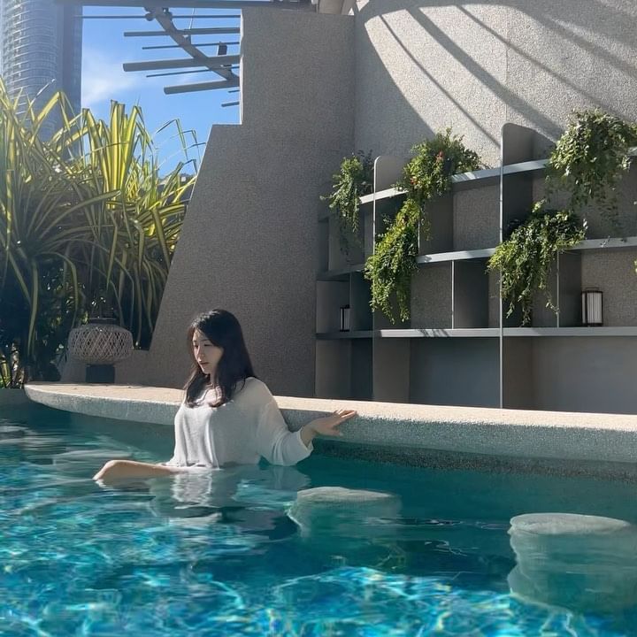 싱가포르 여행!
도심 속 힐링 스팟이었던, 특히 수영장이 이뻤던
오차드로드에 위치한 숙소 :)

밤에도 조명 반짝반짝 이쁜데
관광하고 돌아오면 지쳐서 찍어둔게 없어서 아쉽다

숙소 정보는👇🏻
[#팬퍼시픽오차드] @panpacificorchard 
좋은 뷰의 룸을 원하면 발코니킹 수영장뷰로 예약하는 것을 추천

#골드레인여행 #골드레인싱가포르 #골드레인숙소