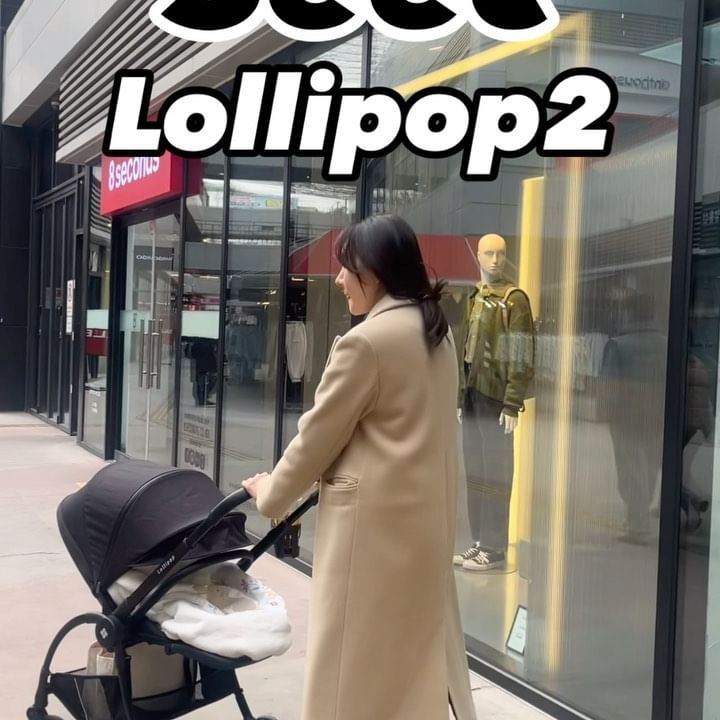 시크에서 선물이왔어요💝
@seecbaby_kor #제품제공

휴대 절충형 유모차가 필요해서 알아보던 와중
이렇게 딱…! 택배 오기만을 기다렸어요.

시크의 스테디셀러 롤리팝2는
기존 더뉴롤리팝에서 업그레이드된 제품이랍니다💝

0-6세까지 사용 가능 (~22kg) 
이 부분이 제일 좋았어요. 
컴팩트한 수납력으로 차로 이동할 때 
큰 부피 차지 하지 않아 좋더라구요!

충격 흡수 서스펜션과 4개 바퀴에있는
볼베어링 시스템으로 디럭스급으로 부드럽고
자유로운 핸들링이 가능해요

유모차 내에서 계속 잠만 자던 최은호👶🏻

마주보기, 앞보기 가능하며 
95도에서 175도까지 손쉽게 원터치로 
등받이 조절도 가능

다리가 많이 길어진 은호에게 딱 안성맞춤인
3단계 조절형 발 받침대까지 디테일한 부분
놓치는게 없는 시크랍니다…☺️

유모차 알아보셨던분들 시크 왕추해요👍

#시크 #SEEC #시크유모차 #절충형유모차 #양대면유모차 #유모차 #유모차추천 #시크롤리팝2 #롤리팝2 #출산용품 #육아필수템 #임신축하선물