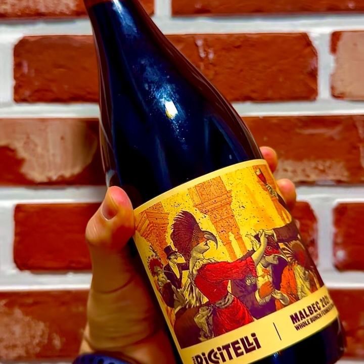 🇦🇷 리치텔리 더파티 말벡 2021

와인나라 라벨불량 특가구매!-
마개쪽이 밀랍으로 봉해져있는데- 
밀랍이 살짝 깨져있는 형태—

잘은 모르겠지만- 
열어보니 큰 문제는 없어보였다!!-

열자마자 푸른?!자두향 이 느껴지고-
자줏빛 색깔의 와인색이 눈에 띈다-

오일리하면서-
상큼한 알콜산도가 치면서!-

한모금을 머금고 중간시기에
살짝 단맛이 느껴지고-

끝맛에선 드라이한 치즈맛이 느껴진다-

복합적인 맛이 느껴져서 잼있는 레드와인이였다-
말벡의 느낌을 지니면서도 새로운 맛?!-

맛있다고 하기는 힘들지만- 부족하지도 않은-
카테나 같은 맛에 조금더 다양한 맛이  느껴지는?!-

이스카이를 제대로 먹어보지못해서 판단하긴 어렵지만-
좋게먹지 않은 이스까이보다 더 고급이란 생각은 안들지만-

개인 취향으로는 이스까이보다 좋았다-
이스까이가 까베르네프랑이 섞인거라
비교가 될순 없겠지만- 
조금 더 즐길수 있는 와인이였다-

#아르헨티나와인#와인스타그램#레드와인#리치텔리더파티말벡
#리치텔리#winenerfree#와이너프리#riccitelli#redwine#argentinawine#winestagram#wine#redwine#malbec
