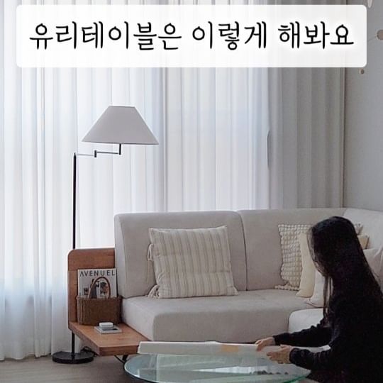영원히 새거처럼 쉽게 관리하는법 있을까요~?

저희집 거실테이블이 참 예쁜데요,
유리라서 지문으로부터 자유로울수가 없더라구요,

게다가 얼마전 신랑이 뭘 자르면서 스크래치까지...😢😢

볼때마다 계속 눈에 걸려서, 위에 가려줄 잇템을 찾아서
오매불망 얼른 오기만 기다렸네요🫶

막상 택배를 받았는데, 오잉~제가 선택한 색이아니더라구요~ 
순간... 저도 모르게 정지...💬

알고보니 제가 새벽에 졸린 눈으로 클릭을 했더니 
색상 번호를 다른걸로 눌렀더라구요...😂😂

그래서 요아이는 결국 고민고민하다가...
다음에 어떻게 되었는지 보여드릴게요~🙇‍♀️

✅️ 궁금한건 언제든 댓글과 디엠으로 얘기해주세요^^

@bongbong_sweet_home 
.
.
.
#내돈내산 #거실테이블 #집꾸미기 #셀프인테리어소품