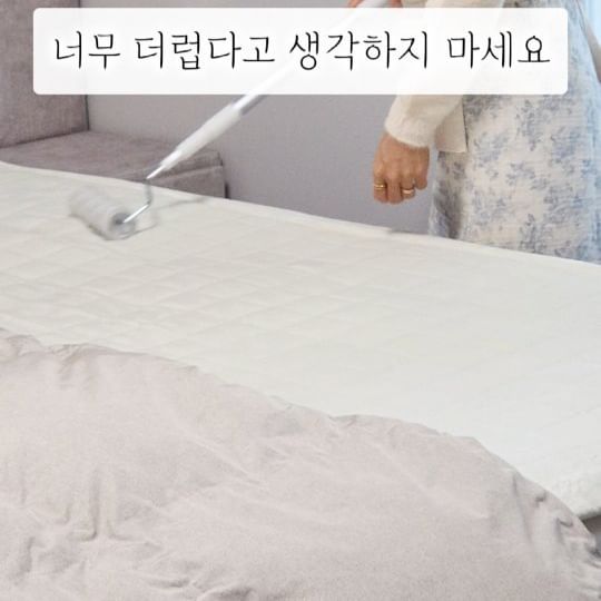 #제품제공
솔직히 저 처음에 침구청소기 얘기해주셨을때
저희집은 필요없다고 생각했어요...😂😂

나름 침구청소 매일한다고 깨끗할거라...자신했나봐요👉👈

그래서 평소처럼 돌돌이로 열심히 밀어주고, 그러고도 먼지가
나오는지 보자~ 라는 마음에 밀었는데...

진짜 먼지 덩어리와 가루들 보는데 충격이더라구요...

파란불빛이 뭐지 했는데, 
여기에서 진드기 등 살균해준다니 괜히 더 얼굴 닿는곳은 여러번 왔다갔다 청소해주게 되더라구요~

게다가 선이 없으니 너무 편해요👍

세척법도 청소기 살짝 돌리면 보이는 필터들을 
흐르는 물로 세척하면 끝나는거라 더 좋았어요~

이제는 기능이 많은것보다 이렇게 한가지만 집중되게
나온게 더 편한거 같아요~💛

주말에 친정집 가서 먼지 얼마나 나오는지 보러 가봐야겠어요,

🛒 @upkeeep_ 업킨 무선 침구청소기 

✅️ 궁금한 점은 언제든지 댓글과 디엠으로 물어봐주세요🙇‍♀️
.
.
.
#침구청소기 #진드기 #청소용품