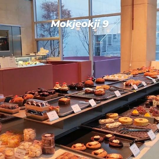 #협찬 @cafe_mokjeokji9 

아홉가지의 테마로 나눠져있어서 구역마다 각각 다른 분위기를 느낄수있는 대형베이커리카페 #목적지나인

안성의 5대 농특산물인 '배'를 이용하여 만든 각종 시그니처 음료와 베이커리가 있는데 냐니는 배 우유 아이스 크림과 배타르트를 너무좋아했어요 🤍

오전에만 갔다가 노을맛집이란 소리를 듣고 일몰시간에 딱 맞춰서 갔는데 통창으로 보이는 저수지뷰와 나무 사이로 지는 노을이 너무 이뻣어요🌇✨️

▪️장소 : 경기 안성시 공도읍 마정리 380-5 
▪️영업시간 : 매일 10:00 ~ 21:00 
▪️편의시설 : 수유실있음

✔️주차장은 제 1주차장과 2주차장이 있는데 저희는 평일날 방문을해서 1주차장도 널널했어요 !  주차를하고 길을 따라 들어가서 엘리베이터를 타고 1층으로 내려가면 되요 🤍

#안성카페 #안성여행 #안성카페추천 #안성대형카페 #공도카페 #공도디저트 #만수카페 #양성면카페 #안성데이트 #안성베이커리카페 #안성신상카페 #안성가볼만한곳 #경기도카페 #안성케이크 #안성빵집 #안성카페맛집 #안성디저트 #안성디저트카페