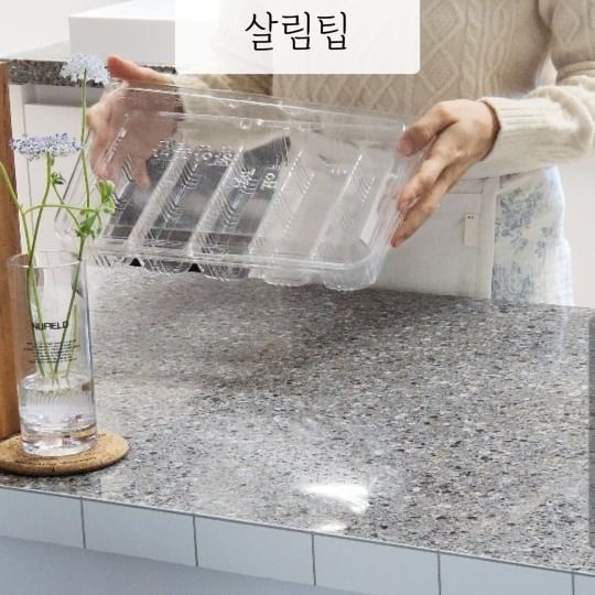 다들 명절 연휴 후유증없으신가요~?😅

이렇게 쉬다가 일상으로 돌아가려니 
몸이 왜이렇게 힘들어하는지...🤦

나이가 들면서 입맛이 바뀐, 제일 큰것중 하나가 곶감인데요,
어릴땐 먹지도 않았는데,
지금은 없어서 못먹는게 되버렸네요~

이런 곶감 먹고나면 나오는 통 튼튼하고 뚜껑도 있어서
버리기 아깝다는 생각이 들더라구요, 그럴때~
이런 트리 장식용품 넣어두니
깨지거나 흠집나는거 없이 깔끔하게 정리가 되더라구요 : )

투명해서 뭐가 들었는지도 잘보이고 먼지 신경도 안써도 되서
정말 편하더라구요 💛

✅️ 궁금한건 언제든 댓글로 얘기해주세요^^

🎈다음 영상도궁금하시다면 팔로우 🙇‍♀️
🎈공감이 된다면 저장과 댓글 🫶
🎈응원한다면 좋아요 ❤️
 
@bongbong_sweet_home
.
.
.
#살림팁 #살림꿀팁 #정리정돈