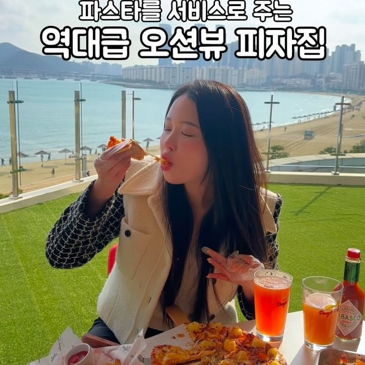 광안리에서 피맥 땡기는 분!!!! 
다 모여 !!!!🥹🥹🥹🥹🥹

서비스까지 혜자스럽게 제공해주는 
광안리 역대급 오션뷰 피자집 🥹
전포동에서 피자맛집으로 유명한
#도우개러지 에서 이번에 
광안리에 오픈했답니다 👏👏

진짜 들어 서자마자 외국온줄 ㅠㅠ 
부산사람인데도 이렇게 뷰가 
아름다워도 되냐구요 ㅠㅠㅠ
야외 테라스까지 🥹
진짜 놀래 자빠질 정도였어요 ㅋㅋ

평일 런치 레귤러 한판 주문하면 
파스타를 무료로 주시고 
오픈 이벤트 선착순 1000명까지 
인당 수제 쿠키도 주심!!!!!
네이버 리뷰 작성하면 트러플 감튀까지 
주신다고해요 👏👏👏

반죽 기계가 국내에서 제일 비싼 
기계를 사용하셔서 도우가 완전 쫀득 그잡채😖
금액 들어보니 후덜덜 (3800만원이래용 🫠)
어쩐지 존맛탱이도라 😭😭
라구 피자랑 하와이안피자를
 반반한 피자가 저의  원픽 🥹

바다뷰 직관하면서 피맥 하실분 !!
당장 달려가세요 🔥🔥🔥

🎈부산 수영구 광안해변로 235 5층 도우개러지 광안점

✔️본 영상은 광고를 포함하고 있습니다

#광안리맛집 #광안리피자 #광안리맛집추천 #광안리데이트 #광안리핫플 #도우개러지광안점 #피맥맛집 #부산피자맛집 #피자맛집 #광안리신상맛집 #광안리가볼만한곳