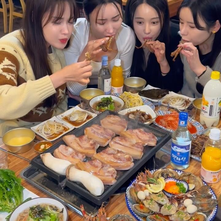 제주도 흑돼지와 
전라도 해물장을 한번에!? 
눈이 번쩍 뜨이게 해주는 찐맛을 
느낄수 있는 #엄부랑흑돼지 

제주도 하면 흑돼지 인데 
여기 1등급 흑돼지만 사용하는 곳이라 
잡내 하나도 안났고 고소 그자체였어요 !!
고사리,콩나물,김치도 같이 
구워주시는데 같이 먹으니 일품👍

메뉴에 모듬해물장은 (딱새우,황게장,새우,전복)
다양하게 있는데 하나도 짜지 않고 
달달하니 간도 잘되서 밥이랑 먹으니 
녹더라구요👍 진정한 밥도둑 🥹
고기를 먹어야 할지 해물장을 먹어야 할지 😭
둘다 먹어도 위가 하나인게 슬펐어요🫠

제주도 흑돼지와 해물장 조합 #엄부랑흑돼지 
#제주맛집 으로 추천이에요 
✔️모듬해물장은 전국택배 가능!!

📌제주 서귀포시 성산읍 신양로 81 엄부랑 흑돼지

#먹쩡_제주 

#제주성산 #제주성산맛집 #성산맛집#성산맛집추천 #제주도흑돼지 #제주도흑돼지맛집#제주흑돼지맛집 
#해물장맛집#흑돼지맛집