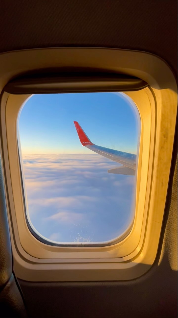 비행기에서 자면 안 되는 이유!!?

이렇게 아름다운 하늘을 잠과 바꿀 수 없어요 ☁️✈️🩵

비행기탈 때마다 보는 하늘이지만 시시각각 변하는
 이 하늘을 보고 있으면 이미 행복지수 만땅♥️♥️