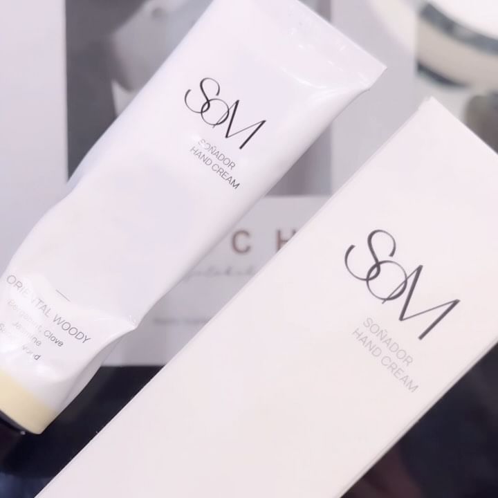 #협찬 #향기를입다 #퍼퓸 #솔리드퍼퓸 

리즈케이 프레그런스 바디 라인 #솜
두 번째 향기 #소나도르

바디로션에 이어 #핸드크림 까지 사용해 봤어요-🤍
건조함 집중 케어하는 보습 성분 함유 시어버터와 스쿠알란과 판테놀 함유로 부드럽고 촉촉해 친구가 탐내더라구요-?

라인별로 피부 탄력에 도움 주는 성분이 함유되어 있는데,
소나도르는 Yellow flower 7 complex 

#고체향수 타입은 아니지만 #바르는향수 대용으로 쓸 수 있는데요, 손목에 바르면 향기가 짙어지는데 시간이 갈수록 은은하게 오래 지속되어 애용하고 있어요 🧡 

바르는 순간 클로브의 독특한 향으로 에? 할 수 있지만 베르가못과 어우러져 화사한 향으로 시간이 지나면 은은하게 자스민, 점차 편안하면서 무게감 있는 샌달우드 잔향으로 #힐링

(개인적으로) 직장인에게 참 잘 어울리는 향이었어요

크리미한 #퍼퓸핸드크림
가방에 쏘-옥 넣고 사용할 수 있는 #향수핸드크림 으로 추천!