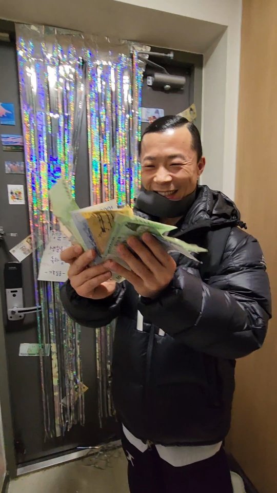 슝이랑 나랑 현금 붙이고,
율이가 케익 사오고🩷

매년 자기 생일 모르는 정관장;;)

12시 넘을까비 일찍 퇴근하고 오라했눈데
11시 50분에 와버려서 초고속으로
후다닥 촛불불기ㅋㅋ

미역국 드링킹에, 아들이 사온거라
안먹는 케익도 한조각 흡입시킴ㅋㅋ

가족들의 작은 이벤트에 행복한 정관장~~
뭐라해도 가족들이 최고지이?!!!!

47짤 곧 반백년 중년되는 내 짝꿍 사랑해❤️ 
이제 고만 늙어...

#생일파티 #생일이벤트 #서프라이즈생일파티 
#생일선물 #남편생일 #40대남자생일선물