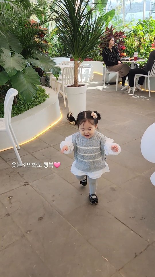 삼촌이랑 할미할미가 사준선물로 입고 신고
시루랑 잡기놀이 신나서 꺄르르르르르
니가 웃는것만봐도 나도 웃음이난댜 증말🩷
(안보이지만 시루도 같이 노는 중)
.
.