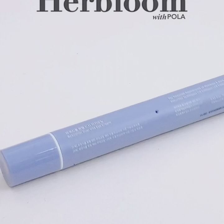 #제품제공 @herbloom.official 

안녕하세요 폴라입니다👀
오늘 소개해드릴 제품은
허블룸 바쿠치올 듀얼 비타 아이크림인데요

요 제품은 일반적인 아이크림과 다르게
낮과 밤을 다르게 케어할 수 있는 제품이에요

☀️
낮에는 비타민K가 함유되어 있는 크림으로
눈가 진정과 다크서클을 개선해주어
눈가를 전체적으로 환하게 밝혀주고

🌙
밤에는 비타민A가 함유되어 있는 크림으로
눈가에 영양을 부여해주어 눈가 탄력을 채워주는데요

시간대에 따라 다르게 케어할 수 있어
좀 더 디테일한 관리가 가능해 맘에 쏙 들었답니다!

발림성이나 흡수력도 좋고 이미 눈가 임상만 6종이나
완료했기때문에 앞으로도 꾸준히 요 제품으로
눈가 케어해보려구요:)
.
.
#허블룸 #아이크림 #눈가 #눈가관리 #아이크림추천 #눈가크림 #눈가주름 #코덕 #코덕스타그램 #코덕맞팔 #코덕그램 #뷰티브램 #뷰티스타그램 #인스타뷰티 #파룸체험단 #낮밤아이크림 #듀얼아이크림 #반반아이크림 #눈가진피3요소