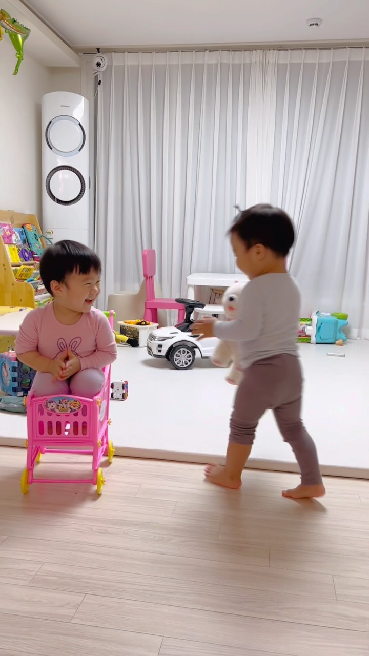 쇼핑중인 둥이🫣

사이좋게 한번씩 카트놀이중인
1호기2호기 귀여워
미춰버리겠네🦖🦖

.

#호하맘 #둥이들일상 #둥이맘 #아들램❤️ #귀여워그램