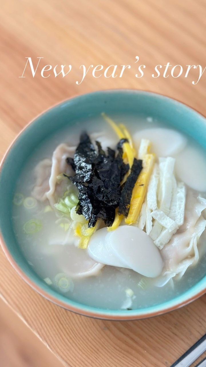 #해피설
아이가 8살이 되니 
알려주고 싶은게 점점 많아지네요.
8년전에 만들고 진짜 오랜만에 만든 #손만두 

아빠가 솜씨를 먼저 보여주며
어떻게 빚는지 친절하게 알려주는데 
아이와 함께하는 모습을 보며 왠지 뭉클…

여보야가 손만두를 잘 빚는데,
어릴때 설명절이 오면 수십개를 빚어야했던지라(?)
안 까먹고 지금도 기똥차게 만드네요 🙃🙂

15분 찌니 피는 쫄깃쫄깃
안은 꽉 차서 ㅎㅎ 
너모 맛있쟈나…. 😝

부추 한단에 6천원 실화???
물가 넘 비싸서 #고기만두 에는 
숙주나물,버섯,가득 넣었더니 씹는맛도 조쿠
#김치만두 매콤하니 무한대로 흡입 😋
만원으로 큼직한 만두 33개 나오네요 ㅎ 실속있다ㅋ

오늘은 모할까하다 
스타필드수원점 와봤는데 사람 헬이네요 ㅋㅋㅋ
수원해램들 다 여기만 있나봐 ㅎㅎㅎ
그만오세요 ㅠㅠ
그래도 주차는 10분만에 했음 
💜🩷💛

#설날풍경 #손만두맛집 #손만두잘빚는남자 #잎새손만두 #만두빚기 #집만두가채고 #딸스타그램 #홈스타그램 #좋아요반사❤️