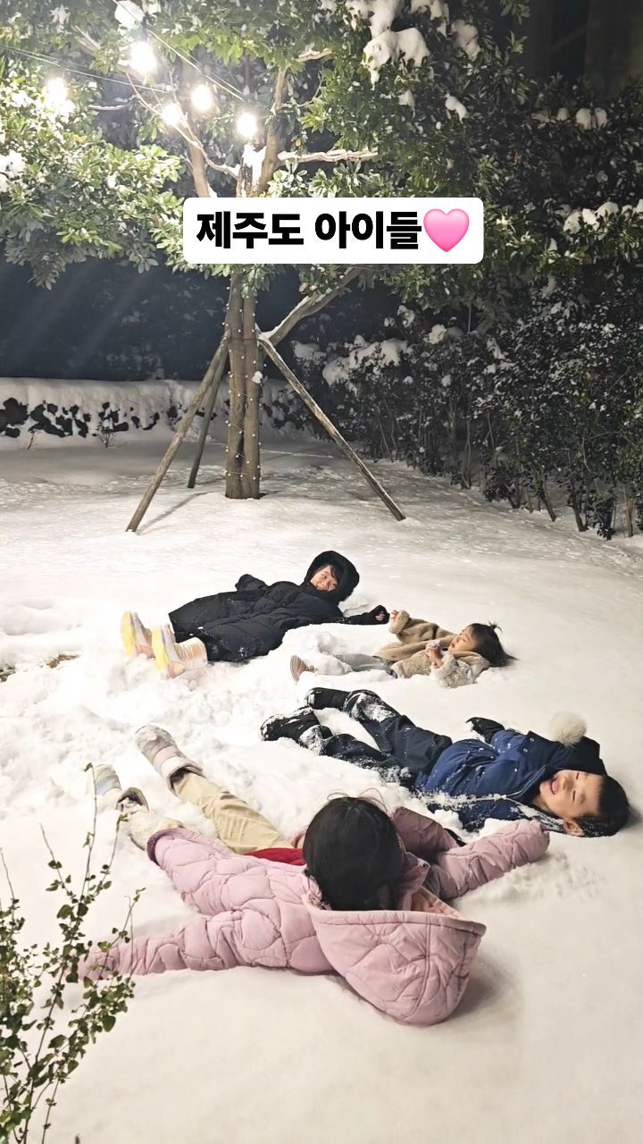 🩷 #수지맘제주이야기 

제주도 폭설 🌨☃️

저번보다는 눈이 훨씬 적게 내리고 있는데
넘 추워요🥶

봄이 성큼 온듯하더니 
다시 한겨울이네요...😊☃️

눈길 살포시 다니시고, 감기 조심하세요🩷🩷

☃️

☃️

저번에 제주에 엄청 눈왔을때
모습인데~ 
마냥 눈을 즐기는 아이들 정말 귀엽죠🥰

날씨는 안좋지만 웃으며 즐거운 하루 보내세요💛💛💛

#제주대설주의보
#제주도겨울
#눈밭에서뒹굴뒹굴
#겨울놀이활동
#눈이좋아❄️
#자연에서크는아이
#제주살이중💕
#꽁꽁추운날씨0124