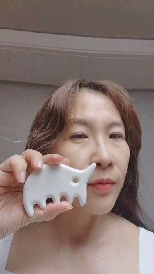 #협찬 

추나 전문가가 개발하고 30년 도예장인의 손끝에서 제작된 100% 핸드메이드 제품
예드뷰 세라믹 코뿔소 괄사 사용중인데
어디하나 벌리곳없는 괄사입니다^^

유해물질 불검출(납, 비소, 카드뮴)되어서 안심하고 사용할수 있어요.

작지만 강하다!!
필요한 지압점을 쏙쏙 잡아주는 
예드뷰 세라믹 코뿔소 괄사 하나있으면
팔,다리, 안면 어래턱 등쪽부위에서 붙터 종아리 머리까지
온몸에 사용할수 있어요^^

특히 1260도에서 여러번 구운 도자기라서
내구성이 강한여 오래 사용할수 있고!!
전자레인지에 따뜻하게 해서
마사지해주면 피로가 싹 풀리더라고요^^
 
제품이 휴대하기 편리한 점
어디에나 가지고 다니면서

요즘 열심히 마사지 해주고 있어요!!

#에드뷰, #괄사, #두피괄사, #바디괄사, #괄사추천, #얼굴괄사, #괄사
효과, #도자기괄사, #마사지, #얼굴마사지, #괄사마사지, #괄사마사지기, #얼굴마사지기, #얼굴괄사마사지, #edview