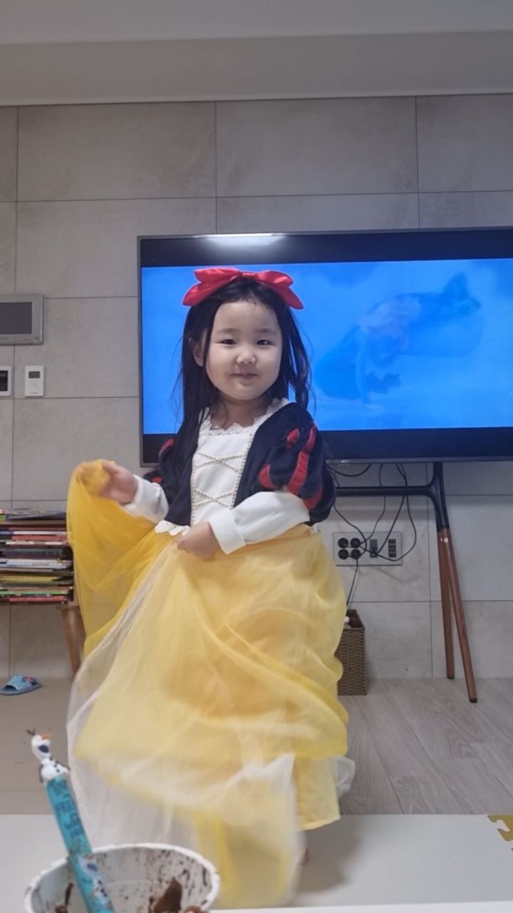 통새우크림꿔바로우+짜장떡볶이
간식으로 냠냠~
얘들아 맛있어?
이럴려고 요리배운당ㅎ

#내일은어린이집가는날#얏호#육아스타그램#백송이#백로이#요리#간식#송도