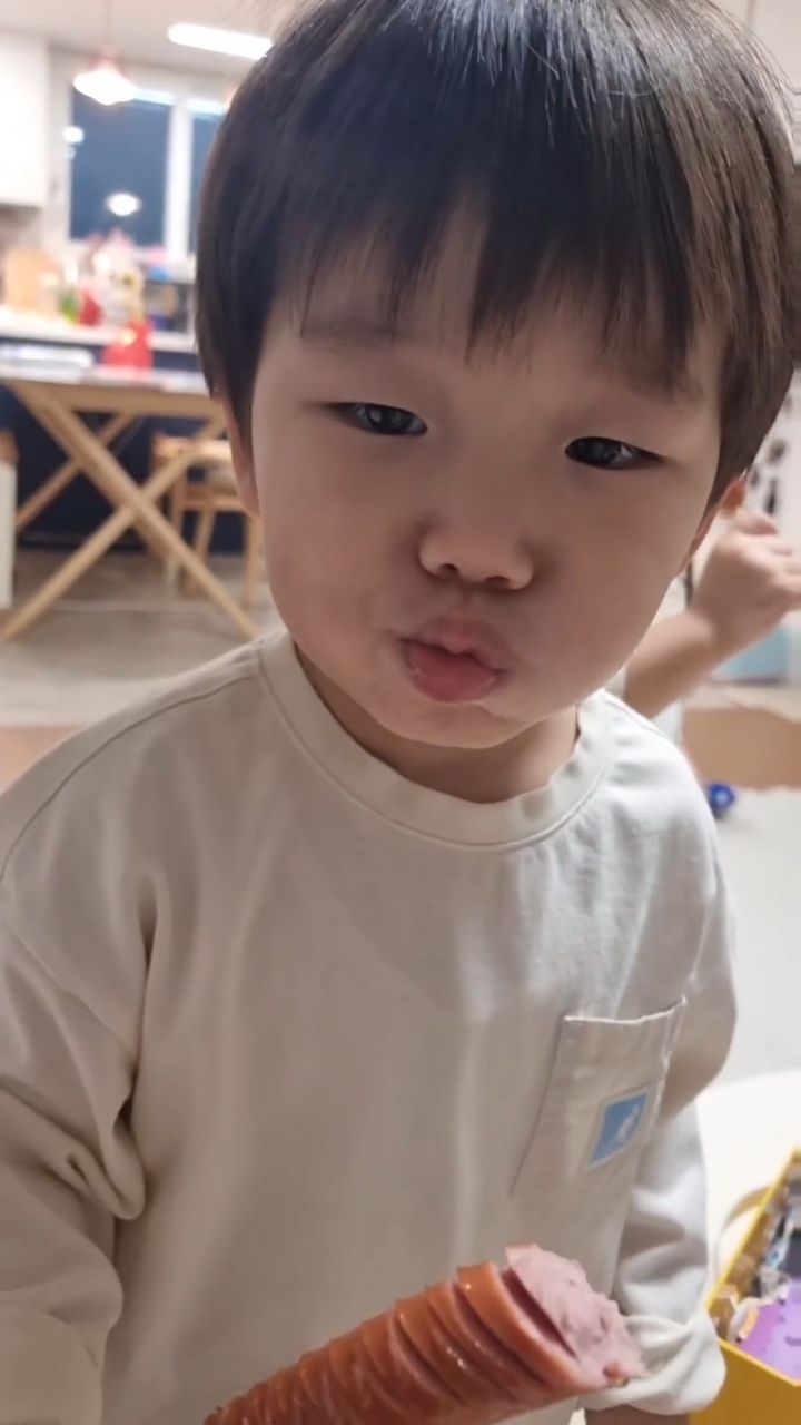 주말시작~
간식타임ㅎ
껍질이 질기지 않아서 애기들 먹이기 좋네유
#송이로이네#의성마늘소세지#꿀맛