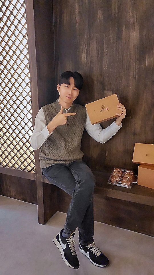 2024.02.18

여러분! 대박 소식! 한과, 약과로 정말 유명한 브랜드 #장인더 가 드디어 "대전"에도 오픈했다고 합니다! 오픈한 지 얼마 안 됐는데 대기줄 대박! 아늑하면서 고풍스러운 인테리어에서 맛있는 약과도 먹고, 커피도 마시면서, 따뜻한 시간 보낼 수 있어서 너무 좋았던 거 있죠? 🐻✌️.

인터넷에서 만나볼 수 있었던 한과, 약과를 카페 분위기에서 만나볼 수 있다니 이거 감회가 새롭더라고요. 정말 좋았습니다! 조만간 저는 제주도로 여행 갈 예정인데, 거기도 #장인더 가 있다고 해서 기회가 된다면 들러볼 생각입니다. 날이 쌀쌀합니다. 다들 감기 조심하시길 바라겠습니다. 🙇‍♂️🙋‍♂️.

🏡 장인더 대전점
📍 대전 중구 대종로 487 아이원빌딩 1층
⏰️ 10:00 ~ 18:00 (17:30 라스트오더)
🌐 https://www.janginthe.com/
 
 
@janginthe
#장인더 #장인더카페 #장인더대전 #장인더카페대전 #대전카페 #대전카페추천 #약케팅 #대전한과 #대전약과 #한과맛집 #약과맛집 #대전중앙로 #대전카페투어 #대전카페탐방 #대전카페맛집