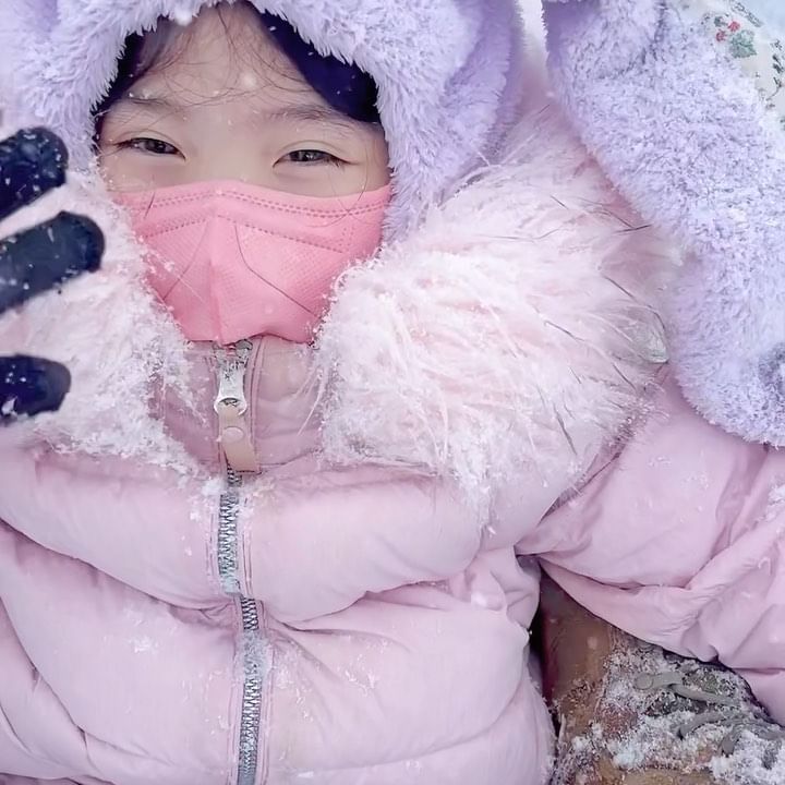 우리도 탔다! 봅슬레이 눈썰매 >.< 💗

예매하기 짱 어려운데 암표까지 생겼다는 핫플!
티켓팅 지옥 + 현장발권도 어려운데
그 어려운걸 경일이가 해냈다ㅎㅋ👏🏻👏🏻

(실제로 줄서고 돌아가시는 분들, 
현장 줄서기했는데 티켓 못 끊어서 못들어가서 울고 있는 애기도 봄ㅠㅠ) 

실제속도인데 실제로 훨씬 재밌고 진짜 빨라요!! 
엄마빠 루다까지 우리 셋, 너무 재밌게 잘 놀고 왔다ㅎㅎㅎ

그나저나 마지막 부분 썰매타기 전 직원분이 찍어주셨는데
카메라무빙 장난아니요..🤭(감사합니다 💗)

#대관령눈꽃마을눈썰매장 
#눈꽃마을눈썰매장 #봅슬레이눈썰매 

#강원도 #강원도여행 #여행스타그램 
#대관령 #눈썰매 #눈썰매장

#가족스타그램 
#만5세 #7살 #루다공주👼🏻