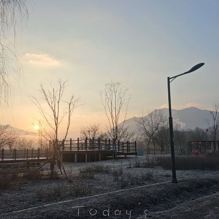 너무 예뻤던 미사-한강 코스
그렇지만 소소했던 나의 러닝🥲

오늘 수업은 무려 소규모 자체 대회!!
오늘 나오신 분들 모두 최선을 다해 달리시는 모습 넘 멋찜✨️
자체대회 준비하시고 진행 도와주신 분들 모두 감사했습니다💕

급수와 간식 및 여러가지 준비해주시고 달리기 지도도 해주셨지만
저의 컨디션은 따라가지 못했습니다🫠

오늘 러닝피드에는 다들 날씨가 좋았다지만
하남은 너무 추웠어여ㅠ 한강코스는 역풍이였다구요ㅠㅠ
겨울처럼 손이 꽁꽁 10k가 넘어도 오들오들 넘 추웠구요ㅠㅠㅠㅠ

그치만 넘 예쁜 코스여서 기분은 엄청 좋았다는거!!ㅎㅎ
콧물 좀 흘리고 몸 좀 아팠지만 기분좋게 이만 총총🏃‍♀️🏃🏃‍♂️
.
.
@jsg.healthlife
#정석근헬스라이프 #JSGHEALTHLIFE
#마라톤 #러닝 #자세 #저녁반 #아침반 #토욜반 #삼성헬스