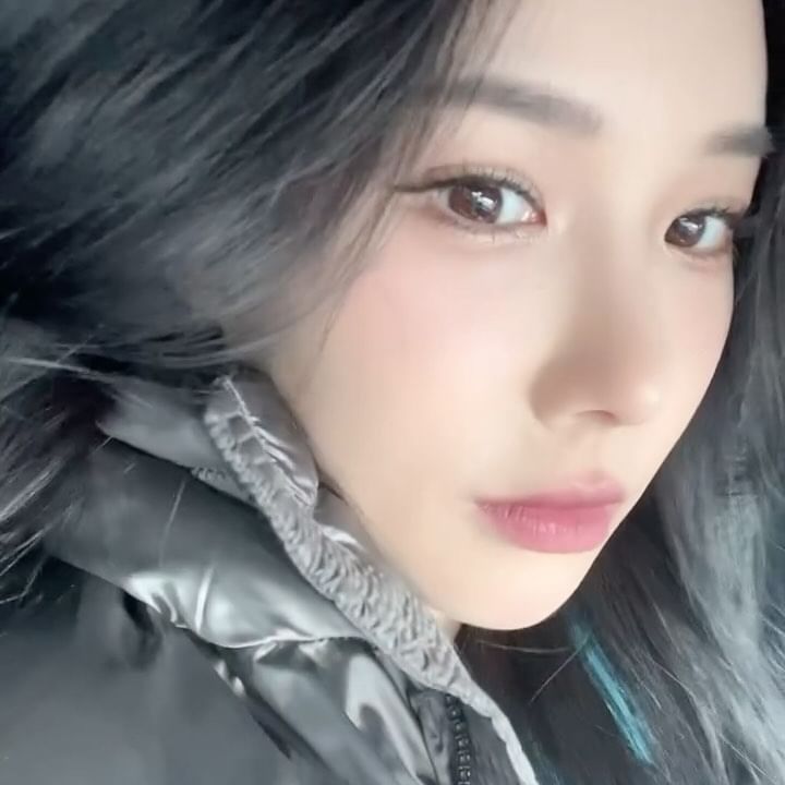 차 막히는 김에
오랜만에 화장 두들겼으니 셀카나 찍자 
근데 멀미나..
 정면으로 햇빛 가득 받으니
엊그제 손으로 쥐 뜯은 흉터까지 다 보이네
자연광의 위엄 조타..