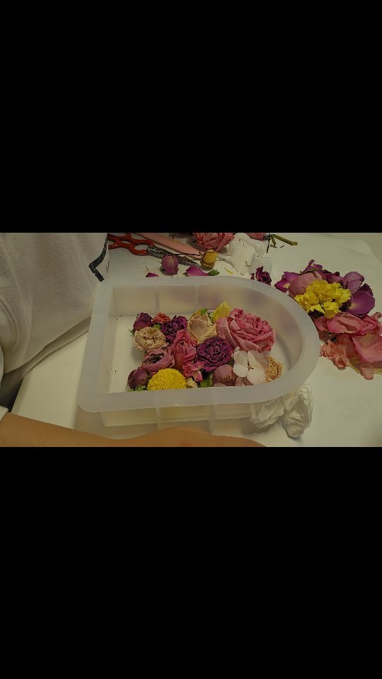 .
.
레진아트 자격증을 마무리하고
배움에 따른 첫 응용은
.
익이 오빠가 프로포즈 했던 꽃을 드라이한 상태로
프로포즈 레진액자를 만들만들
.
#프로포즈 #꽃 #레진아트 #부케액자 #취미 #일상