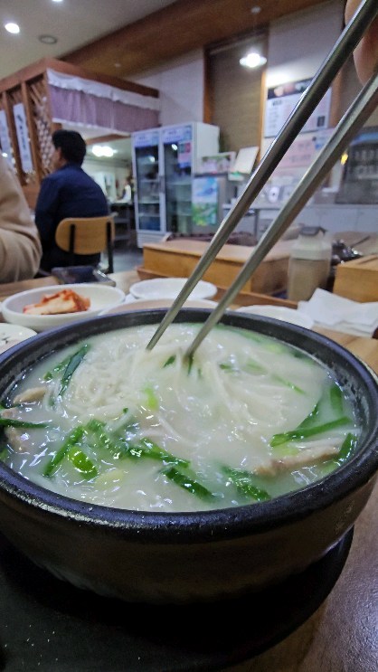 오랜만에 돼지국밥- 밥 대신 소면 잔뜩잔뜩
.
.
#국밥 #점심 #맛집