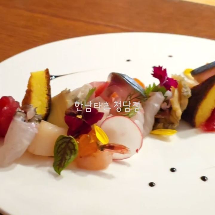 #협찬 퓨전일식🍶 이자카야 다이닝
.
프라이빗한 다이닝 사케 한남타츠 청담점.
분위기 있고 고급스러워서 데이트, 비지니스 모임등 
어떤 자리도 잘 어울리는 곳~
.
오픈주방으로 쉐프들의👨‍🍳 요리하는 모습을 볼 수 있는 Bar도 있고,
홀테이블, 룸도 있어서 모임 성격에 맞게 캐치테이블로 예약하면 됨.
.
아카미,쥬도로,광어,도미,삼치,고등어,연어,찐전복,
가리비관자,단새우🦐,청어,방어,무늬오징어등
예술처럼 플레이팅되어 나오는 타츠 모듬사시미 사케한잔과 함께 하기 좋고, 
우니, 참치등 다양하고 신선한 재료들로🍣 정성껏 만든 모듬 초밥도 좋구나..
.
사시미, 샐러드, 숯불 야키토리, 타다끼, 스테이크, 요리, 구이, 조림,
튀김, 나베, 초밥, 마끼, 덮밥, 파스타, 디저트, 오늘의 추천메뉴등 
70여가지가 넘는 다양한 요리들이 기다리고 있으니 
오늘 술 한잔🍶 생각나면 한남타츠 청담으로 고고~
.
.
.
🎈 서울 강남구 선릉로146길 23 1층
📞 02-544-0624
🚗 입구에서 발렛 가능

#한남타츠 #한남타츠청담점 #청담맛집 #청담동맛집 #청담다이닝 #청담다이닝바 #청담데이트 #청담데이트맛집 #청담모임장소 #청담동이쟈카야 #청담동일식 #청담동와인 #학동사거리이쟈카야 #학동사거리일식 #학동사거리와인 @hannamtatsu_cheongdam