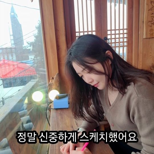 #행궁동이색카페 #행궁치올라 에 다녀왔어요!
⠀
우드버닝 처음 만들어봤는데 이색적이고 재미있어요
스케치할때 은근 긴장되고...😁
⠀
저는 눈 내리는 날 방문했더니
진짜 매장 인테리어와 눈은 찰떡궁합!
인테리어가 완전 감성있고 어디서 찍어도 포토존👍
⠀
창가쪽에 앉으면 뷰가 좋더라구요
행궁동에서 이색데이트 원하시면 얼른 가보셔요
⠀
음료도 맛있고 우드버닝 체험하면서
평소와는 다른 색다른 데이트가 가능하다구요🤍
⠀
⠀
▫️영업시간: 월~일 12:00-21:00 화요일정기휴무
▫️주소: 경기 수원시 팔달구 신풍동 123-31 2층
⠀
#수원카페#수원카페추천#수원디저트카페#수원이색카페#수원데이트#수원가볼만한곳#수원맛집#수원행궁동카페#수원행궁동카페추천#행궁동카페#행궁동카페추천#행궁동디저트카페#행궁동데이트 #수원분위기카페#행궁동분위기카페#경기수원카페#신풍동카페#신풍동카페추천
⠀