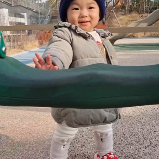 예하에게 넓은 놀이터💚

나중에 이놀이터가 작게 느껴질때
이렇게 신나고 흥미롭게 여기저기를 누비고 다녔다는 걸 보여줄거에요, 그때까지 천천히 크자><

#babyreels 
#14개월아기 
#비니잘어울려