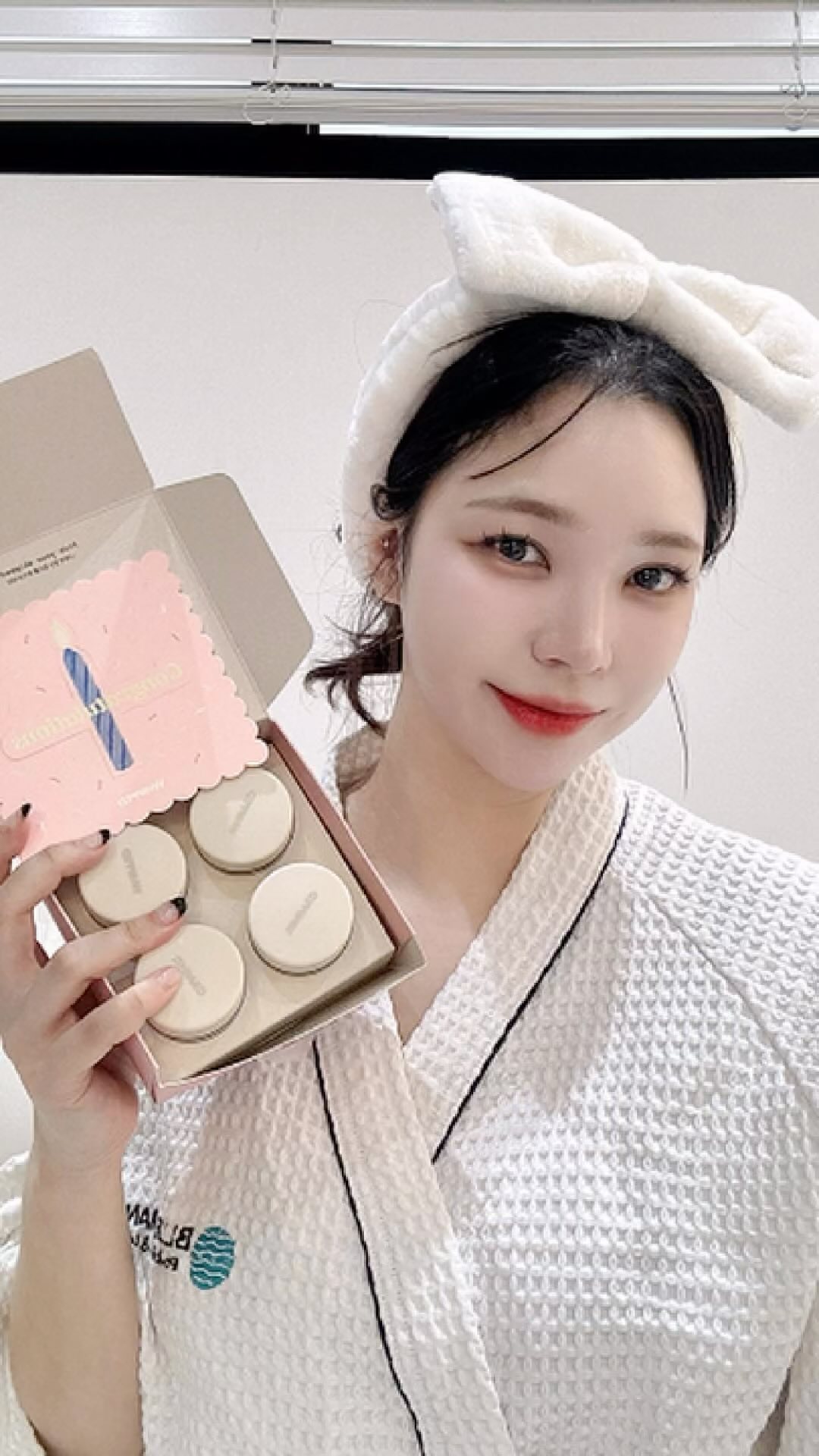 #협찬 @whipped._official

단1회 사용만으로 모공속 초미세먼지 99% 세정 테스트 완료
#휩드비건팩클렌저 의 말끔한 세정력덕분에
여행가서 이번에 올클렌징했지요!

클렌징, 팩, 스킨케어를 한번에 해결해주는
멀티유즈 팩클렌저에요 :)

거기에 팝업 초 패키지로
선물로도 강츄합니다!

사용법
팩으로 사용시 : 얼굴에 도톰하게 펴바르고 1분뒤 씻기
클렌저 사용시 : 손톱만큼 떠서 젖은 얼굴에 롤링 후 씻기

부드러우면서도 쫀쫀한 휘핑거품

신선한 원재로가 담긴 100% 비건처방~!
피부 저자극 테스트 완료했다니 믿고 씁니닷!

카카오톡 선물하기 구매시
제가 머리에 쓰고 있는 휩드 극세사 세안밴드 증정중이에요!!! (~25일까지)

#휩드 #whipped #디스커버리키트 #팩클렌저디스커버리 #휩드팩클렌저 #비건팩스크럽 #휩드비건팩클렌저 #휩드비건팩스크럽 #더현대서울대란템 #악건성클렌징폼 #저자극스크럽 #카카오톡선물하기 #폼클렌징추천 #저자극클렌저 #저자극클렌징 #생일선물추천 #저자극클렌징폼 #클렌징폼 #폼클렌징추천 #클렌징폼추천 #바디로션추천 #바디워시추천 #선물추천