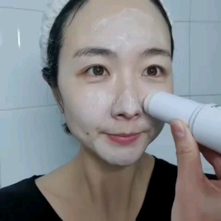 #광고

안녕하세요, 캠핑하는 피아노쌤이예요!
겨울철이 되면 아무래도 건조하기도 하고
모공의 노폐물과 묵은 각질로 인해
메이크업할 때 피부에 흡수가 안되어서
들뜨거나 겉돌 때가 많은데요

메이크업이 들뜨는 원인을 제거해 줄
묵은 각질과 블랙헤드, 화이트헤드를
깔끔하게 녹여주는 블랙헤드 연화 스틱
<엑스트라 슈퍼 9플러스 액티브 스틱>을 만나보았어요!

블랙헤드, 요철, 각질을 한 번에 제거해서
매끈한 피부를 만들어주는 
블랙헤드 연화 스틱을 열면
이렇게 스틱 위에 투명한 마개가 덮여있고요
투명 마개를 열고 스틱을 살살 돌려주면
이런 연베이지 색상의 스틱이 올라옵니다!

먼저 깨끗하게 세안을 한 후에
물기가 있는 상태에서
모공이나 각질, 피지가 고민되는 부위에
부드럽게 롤링하면서 마사지하듯이
발라주면 되는데요

저는 주로 고민되는 부분이
코 옆 나비존의 모공이 항상 고민이어서
코와 코 옆라인 중심으로 롤링해 주었고요

턱이나 이마에도 추가로 롤링해 주면 
묵은 각질과 피지를 녹여주어
매끄러운 피부로 가꾸어 줄 수 있어요!

스틱으로 롤링할 때 부드럽게 되어서
어려움 없이 편하게 사용할 수 있었고요
코에 유분기가 많고 엄청 번들거렸었는데
스틱을 사용 후 미온수로 세안하고 나니
코와 코 옆 피부가 매끈해지고
번들거리던 기름기가 없어졌어요!
피지를 녹여서 제거해 주는 게 
확 느껴졌답니다 :)

꾸준히 사용해 주면 코의 피지와 모공 고민
묵은 각질들을 날려버릴 수 있을 거 같아요!

인체 적용 시험으로 입증된
진짜 모공 케어 효과!

💜1회 사용만으로
블랙헤드 및 화이트헤드 개선 18.6%
피부 결(요철) 개선 7.2%
묵은 각질 개선 48.8%이 된 것이
인체 적용 시험으로 입증이 되었고요

💚메디필만의 독자성분 9가지 슈퍼 콤플렉스
(모공 속 노폐물과 피지, 모공 케어를 
도와주는 성분을 배합한 메디필의 독자 배합)로
블랙헤드 케어, 각질 케어, 
피부 결 케어, 진정 보습을
한 번에 해결할 수 있어요!

또한 손에 묻히지 않는 간편한 스틱 타입으로
매일 클렌징 후에 사용해 주면
더 깨끗하고 맑은 피부 결로 가꾸어 줄 수 있겠어요 :)

<3분 모공팩>
블랙헤드와 각질이 고민인 부위에 
도포 후 양치해 주고요
3분 후 양치를 마치고 깨끗하게 씻어내면
매끈하고 말끔한 피부를 완성해 주어요!

블랙헤드와 화이트헤드, 묵은 각질을
케어 하고 싶으신 분
간편하게 스틱형으로 촉촉하게 필링하고 
싶으신 분들께
<메디필 엑스트라 슈퍼9플러스 액티브스틱>
추천드려요!

#협찬 #메디필 #medipeel #블랙헤드 #화이트헤드 #묵은각질 #블랙헤드연화스틱 #피지관리 #피지연화스틱 #모공 #모공케어 #피지케어 #모공관리 #올리브영블랙헤드 #올리브영코팩 #블랙헤드추천템 #올리브영추천템 #메디필엑스트라 #메디필엑스트라슈퍼9액티브스틱 #메디필액티브스틱 #메디필엑스트라9 #kbeauty #kskincare