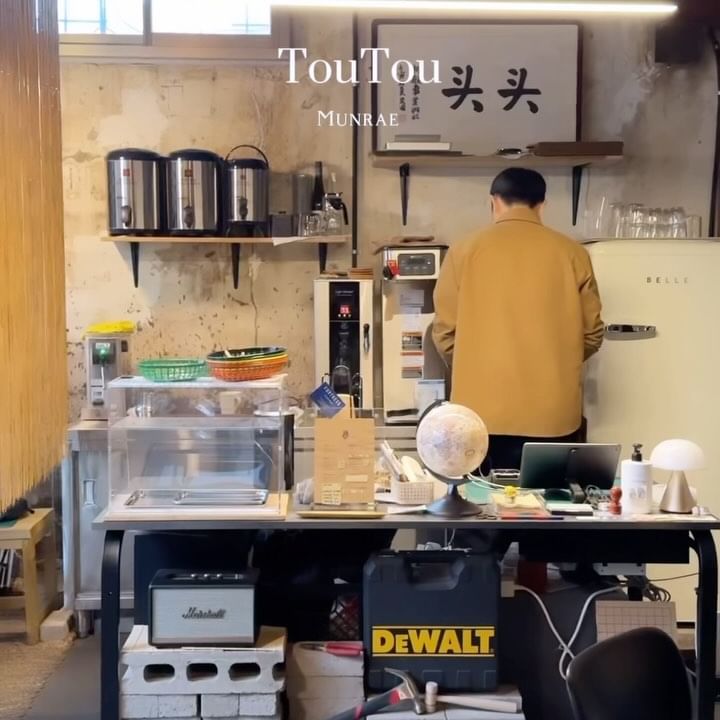 💫토우토우토우토우
.
.
문래역 근처 청귤  그린티가 맛있는
💫토우토우 다녀왔어요😁

비오는날 방문 하였는데
비오는날 더욱 매력적이였어요
(감성에 빠진다아...🥺)

이번이 두번째 방문으로
다시한번 오고싶었는데
오늘이 그날이 되었네요

창가자리가 메인 이고 
가장 예쁜 자리이니 사수하시구요🤭 

💫청귤그린티 추천 하고
자스민 과 커피가 믹스된
💫티메리카노 추천 합니닷

비오는 날임에도 일요일여서 그런지
연인분들 또 삼삼오오 친구분들
끊이없이 들어오셨네요

꼬옥 다녀와보셔유😀
.
.
📍토우토우
🏠서울 영등포구 도림로125길 16
🚃지하철 2호선 문래역 7번출구
🕒매일 13:00 ~ 21:30 
🔥매주 수요일 정기휴무

#카페토우토우 #토우토우카페 #토주토우
#티메리카노 #청귤그린티#청귤티
#문래동카페 #문래동카페추천