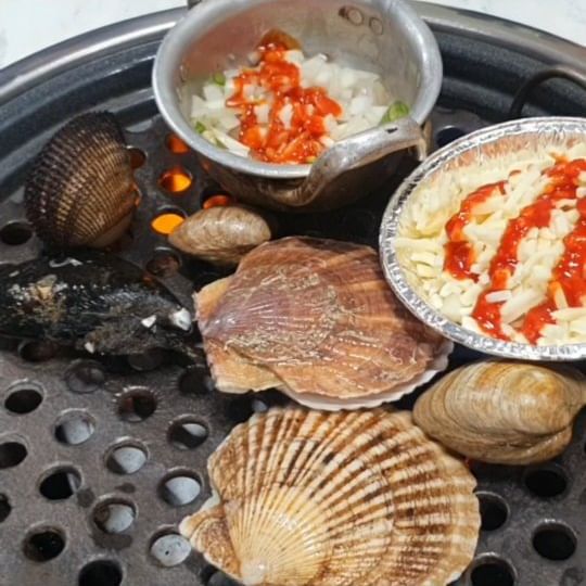 #이백분조개구이 #영흥수협회센터 

영흥도맛집 하면 조개구이죠~~😍

새롭게 단장한 영흥회센터 안에 있는, 
❤4호점 이백분조개구이❤

바다에서 바로 건진 그 싱싱함 그대로가 직접 눈앞에 펼쳐진답니다👍

모든 조개와 각종 해산물들이 신선하다못해 달콤한 데다가, 맛과 푸짐함에 반하게 돼서 가보면 팬이 될 수밖에 없답니다~!! 

영흥도 놀러가시는 분들이 꼭 맛봐야 할 찐맛집이에요😍🥰💕
.
.
.
#영흥도맛집 #영흥도데이트코스 #영흥도해산물 #영흥도조개구이 #영흥도가볼만한곳 #영흥도핫플 #영흥도칼국수 #영흥도횟집 

#먹팔해요 #먹팔 #먹팔맞팔 #먹팔환영 #먹스타 #먹스타그램 #먹스타맞팔 #소통 #인친환영 #선팔하면맞팔