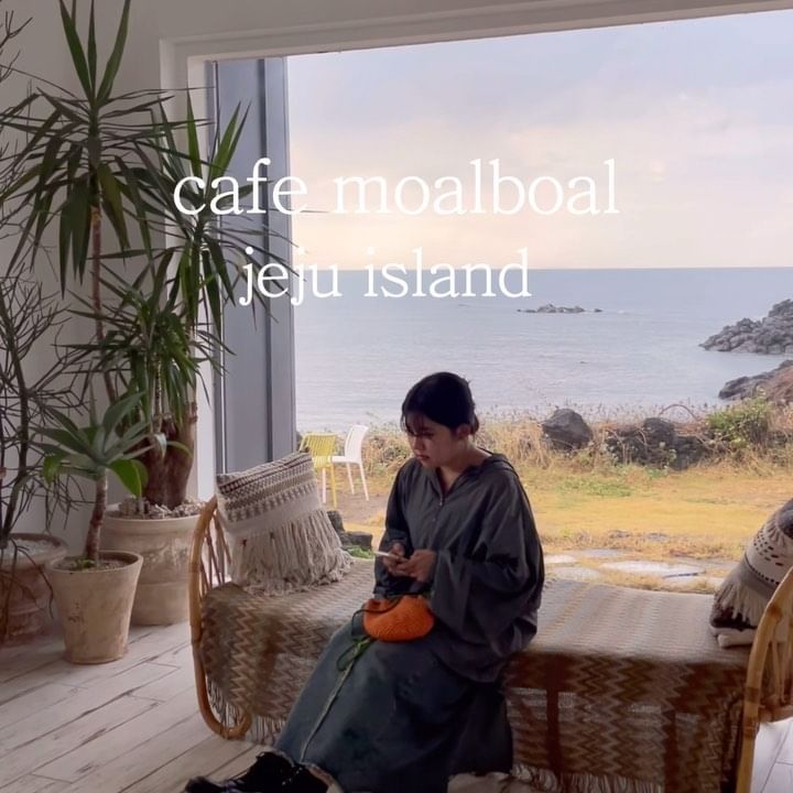 제주의 이쁜 바다를 보면서 커피를
마실 수 있는 힐링 카페 "모알보알" 

이날은 계속 비도 오고 꿉꿉했는데 이 카페 오자마자
날씨 좋아졌다☀️

카페 내부도 이쁘고 어디서 찍든 분위기 있어서 내가 간 제주도 카페중 제일 마음에 든 카페임 🍊✌️

☕️ 카페 모알보알
@moalboal.jeju 
📍 제주특별자치도 제주시 구좌읍 구좌해안로 141
🕐10:00〜18:00

#韓旅おすすめ #韓旅サポーターズ 

@kto.kantabi