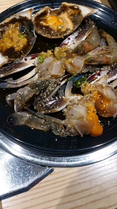 밥도둑 이자 입맛까다롭기로 소문난 이영자님 과 박세리님이 극찬하신 장지녕간장게장을 먹고 왔습니다.😊

연예인 분들이 많이 거주 하고 계신다는 한남동이고 소문난 맛집이라 혹시 연예인 분들 만나면 사인 해달라고 해야 지 했는데 아쉽게도 못만났습니다.🤒

장지녕간장게장에 대표님 이시자 요리연구가 이신 장지녕 대표님은 요리 분야에 화려한 이력을 자랑하시고 방송 및 매스컴 에도 많이 등장하셔서 인지 

간장게장은 물론 이거니와 육전 게무침, 과 반찬들이 하나 같이 맛있었고 
밥도둑 이라 불리는 간장게장 답게 국물이 짜지도 않고 알도 꽉차 너무 배불리 맛있게 먹었답니다.😙😙

한창 먹고 있는 중에 다른 테이블 에서 연신 공기밥 추가를 하시는것 보고 저도 국물에 밥비벼 먹고 싶었지만 너무나 푸짐하게 배불리 먹어 더 못시켜서 못내 아쉬울 따름이였답니다.😭

한남동에서 회식장소를 찾으시거나 간장게장을 택배로도 판매하고 있으니

한번 드셔보시면 아마 간장게장이 생각날때 마다 자주 들리시거나 택배 주문하시리라 생각됩니다. 

장지녕간장게장 인스타그램에서 다양한 이벤트 중이니 한번 꼭 방문해보시길 바랍니다.😊

@jjn_koreanfood
@brand_jjn

#장지녕간장게장택배 #간장게장 맛집
#장지녕간장게장 #한남동맛집
#한남맛집 #용산맛집
#박세리굴무침 #연예인맛집 #이영자맛집