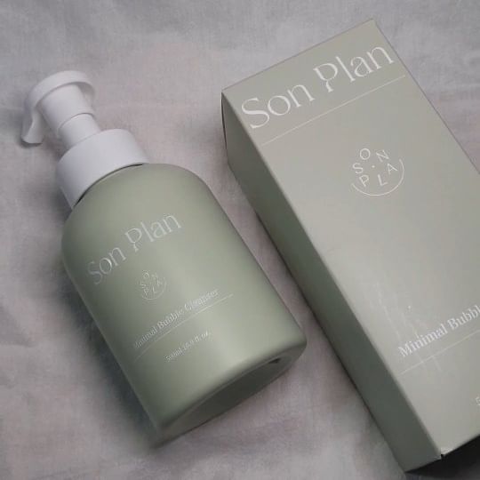 #협찬

🧸한마디로 기본에 충실한 제품~ 사용 후 피부가 편한 제품
🌿썬플랜 미니멀 버블 클렌저

🍃일단 대용량이라 손을 씻든, 얼굴을 씻든, 몸을 씻든~ 다 가능해요.
폼클렌저, 오일클렌저~ 많은 클렌저의 결론은 씻는것!
🍃그릇을 씻을 때 여러 세제를 쓰지 않듯~ 한 제품으로 사용가능한 제품이예요.

🍃아이들과 함께 쓸 수 있고, 화장실의 자리를 차지 하지 않아서 좋더라구요.

🧸자극 없는 풍성한 거품이 세안을 하면서 어떤 마음으로 만들었는지가 느껴지는 제품이였어요.

#썬플랜 #sonplan #아들이만든화장품 #미니멀버블클렌저 #클렌저추천 #버블클렌저