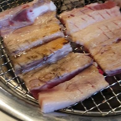 #협찬

언제나 맛난 꼬기
가성비 대박인 집이에용
200그램에 9900원이라니😎😚😚

와 요즘 진짜 물가 미쳤는데
이런 혜자스러운 집 진심 사랑합니다!!!
그래서인지 저희가 애매한 시간대에 찾아갔는데도
사람들이 꽤 계셔서 깜놀했네용🧡🧡🧡

뼈에 붙은 고기는 언제나 진리지요‼️

뼈삼겹갈비와 돼지갈비 주문했는데
우왕 양도 많고 맛도리인 뼈도 같이 나와
열심히 뜯어보았습니당🥰🥰🥰

갈비 양념도 넘 맛있어서 추가추가했네용
사진 보는 지금도 군침이...🤣😚😍

입가심으로 뭘 먹을까 하다가
동죽칼국수를 시켰는데요‼️
우와 바닷가에서 먹는 거보다
조개 많이 들어있는 거 실화인가요??☺️☺️☺️

조개탕에 사리 넣은 줄 ㅋㅋㅋ

반찬도 하나같이 맛있었고
특히 뼈에 붙은 맛난 고기를
가성비 좋은 금액에 맛볼 수 있어 굿굿이었어요👍👍👍

회식장소로도 넘 좋을 듯요❣️

#포갈비집#영등포구청갈비집#영등포구청고기집 #영등포구청맛집