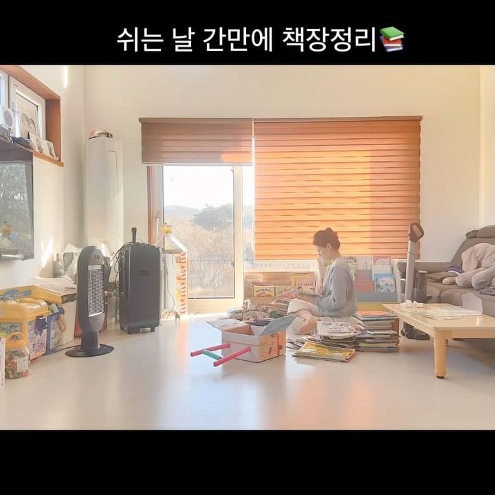 집안 대청소 해야하는데... 일단 거실 애들 책장부터 시작!!
미니멀라이프는 언제쯤...;;