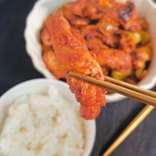 #협찬
역시 고기는 뼈에 붙은게 제맛!! 

동물복지도계시스템으로 생산한
국내산 닭의 허벅지살 100%로 만든 
뼈있는 춘천식 닭갈비~ 

400g으로 채소 조금 함께 한다면
성인 두명이 먹기 딱 좋은 양이고
간이 쎄지 않고 적당히 매콤해서 
너무 맛있게 잘 먹었어요~ ㅎㅎ 

❤구입은 ssg.cm에서 하실 수 있고
한강식품 춘천식본닭갈비라고 검색하시면 됩니당

#SSG추천템 #닭갈비 #춘천식본닭갈비