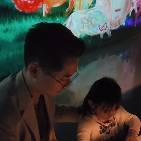 사자와 코끼리러버 꼬마의 행복한 시간🤍
아빠랑 함께 색칠 후 스캔해서 라이브 스크린에 띄우고
직접 채색한 그림 찾으러 다녀보기