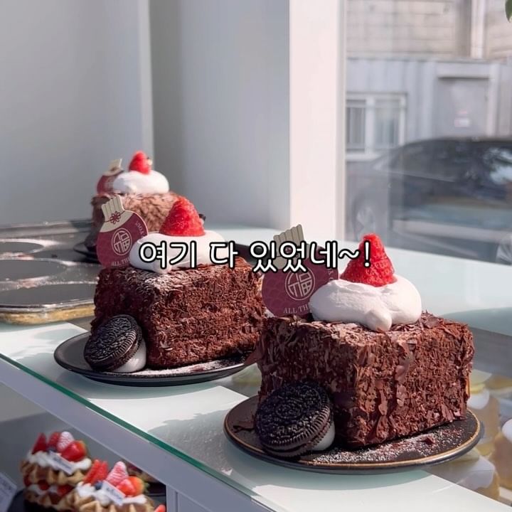 아는 사람만 아는 이곳!!
부산 근교 거제도에 위치한 뷰맛집 카페✨

#그랜드하브

부산역에서 차타고 40분 정도 걸리는 
거제도에 위치한 카페 입니다. 

거제도는 부산 현지 사람들이 자주
놀러가는 곳인데요! 

서울에서 경기권으로 놀러가는 거랑 비슷한데
거제도는 섬이라는 매력이 있어요 ㅎㅎ 

조금만 더 들어가면
가덕도 해저터널도 있어서 
부산으로 놀러갈 계획이신데 
색다른 여행을 하고 싶다면 추천드려요! 

🌊