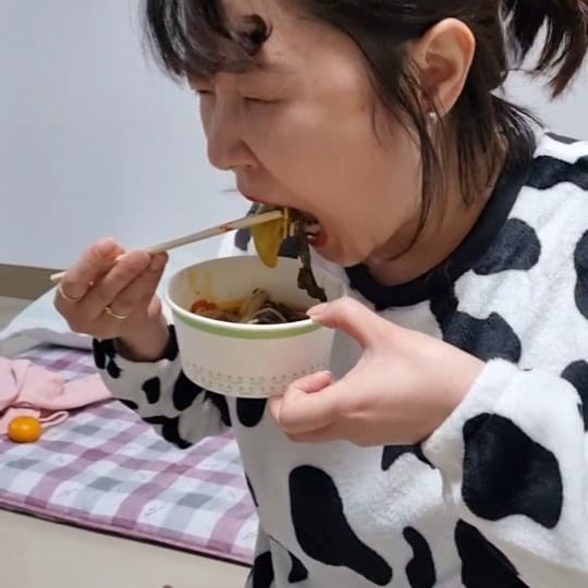주말에 친구들이랑 놀러가서 고기꾸어머꾸
2차안주로 차돌박이버섯마라탕 조졌는데여❤️

마라탕 싫어한다던 친구들이
우와~하면서 국물까지 다 조져버렸지모에요ㅋㅋㅋ

캠핑이나 여행가서 뭐 막 만들어먹기 힘들자나여?
당당한셰프 밀키트는 
진짜 그냥 다때려넣으면 요리완성!!

수유전통시장에서 주문즉시 만들어 포장해보내주니
신선함도 굿굿!

차돌박이 양도 많고 버섯 채소도 한가득!
마라탕이라 얼얼하지만 
막 엄청 향이 진하지도 않아서 
마라탕 입문자분들도 잘드실수있다규여!!!!

긍정이는 차돌박이 버섯마라탕으로 한잔 더조지고
바로 뻗었...ㅋㅋㅋㅋㅋㅋ

수유 전통 시장 차돌박이 버섯마라탕 밀키트는 
양도 푸짐하고 가격도 저렴하니까
마라탕러버분들 집에서도 푸짐하게 즐기셔요❤️

🔅당당한셰프 #차돌박이버섯마라탕
(네이버 스마트스토어에서 주문가능)

#당당한셰프 #수유전통시장
#수유전통시장밀키트 #밀키트맛집 #밀키트요리
#신선밀키트 #당일생산밀키트 #마라탕밀키트 #마라탕만들기
