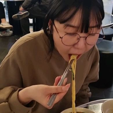 이건 우리끼리만 아는 비밀🤙🏻

긍정이가 이번 독감을 늦게 알아차린 이유는
신랑이랑 간만에 마시고 또마시고 
막차로 깡우동 제일 매운맛에 뚀듀 막조졌더니

머리아프고 속안좋고 오엑오엑
솔직히 술병 난 줄 알았거든요...

근데 아무리 쉬어도 술병이 안낫는거에여..
목이랑 귀도 아프길래 병원갔더니 뚜둥...

그러니 울 엄빠테는 비밀이에여..🫣
이거 알믄 엄빠테 개ssang욕 한바가지 먹을꺼같음..

긍정이를 울게 만든 독까미 
우리 다신보지말자 빠염

#독감조심하세요
#40살앞두고_엉엉

#살고싶다면
#수액은_꼭_맞으세요
#긍정이목소리_타노스

#깡우동 #매운우동 #제일매운맛 #정신번쩍
ㅋㅋㅋㅋㅋㅋㅋㅋㅋㅋ
