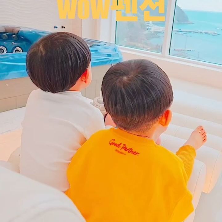 끝내주는 바다뷰맛집 감성숙소
여기는 거제도펜션 와우펜션✨

거제도 가족여행 추천 장소로
몸만 오면 오케이! 푸짐한 유료 BBQ디너플래터는 꼭꼭 신청하기🥩🍗 가성비 최고! 이베리코, 가정식 맛집임💛💛

라면, 햇반 무제한 제공에 매일 아침 갓 구운 대파베이글, 에그타르트와 더치커피 조식 룸서비스도 FREE!🥰🥰❤️

헝가리 구스다운에 몰튼 브라운 어메니티, 북유럽 프리미엄 가구와 룸컨디션도 넘 좋은 VIP스위트룸🧡🧡

룸마다 있는 제트스파는 40℃ 따뜻한 온수를 무료로 제공하며 아이들과 바다를 보면서 물놀이하기 좋아요🌊🌊

거제도 아이와 함께하는 가족여행도 좋고 연인과의 여행, 프로포즈 장소로도 굿굿👍👍

🏠🏡거제도 와우펜션
@wowpension
#거제도여행 #거제펜션 #거제아이와 #거제도펜션 #거제숙소 #감성숙소 #0221춍춍 #아이와여행 #아기와여행 #여행 #봄여행 #뷰맛집 #거제도가족여행 #거제가족여행
