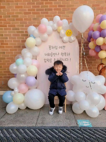 #너의첫입학을응원해 #너의첫사회생활을응원해 #모두응원해주세요

드디어 우리 막둥이의 유치원생활이 시작되네요.
기나긴 시간을 함께 즐겁게보내다가 내일부터 첫등원을 하게되었어요.

어린이집 생활없이 첫학교를 가는 우리 아들에게 모두 응원부탁드려요~

금요일에 유치원입학식을 시작으로..내일 본등원을 하네요.

엄청 두근두근 설레기도..엄청 걱정되기도하지만..

언제나처럼 밝고, 즐겁게, 친구들과 선생님과 즐거운 시간을 보내고오길..

엄마는 언제나 너를 응원해!!!

사랑하는 우리집 막둥이 파이팅!!!

#5살아들램 #유치원생아들 #첫등원 #걱정은엄마몫 #하고싶은거다해 #엄마가응원할께 #사랑둥이막내 #첫학교 #첫유치원