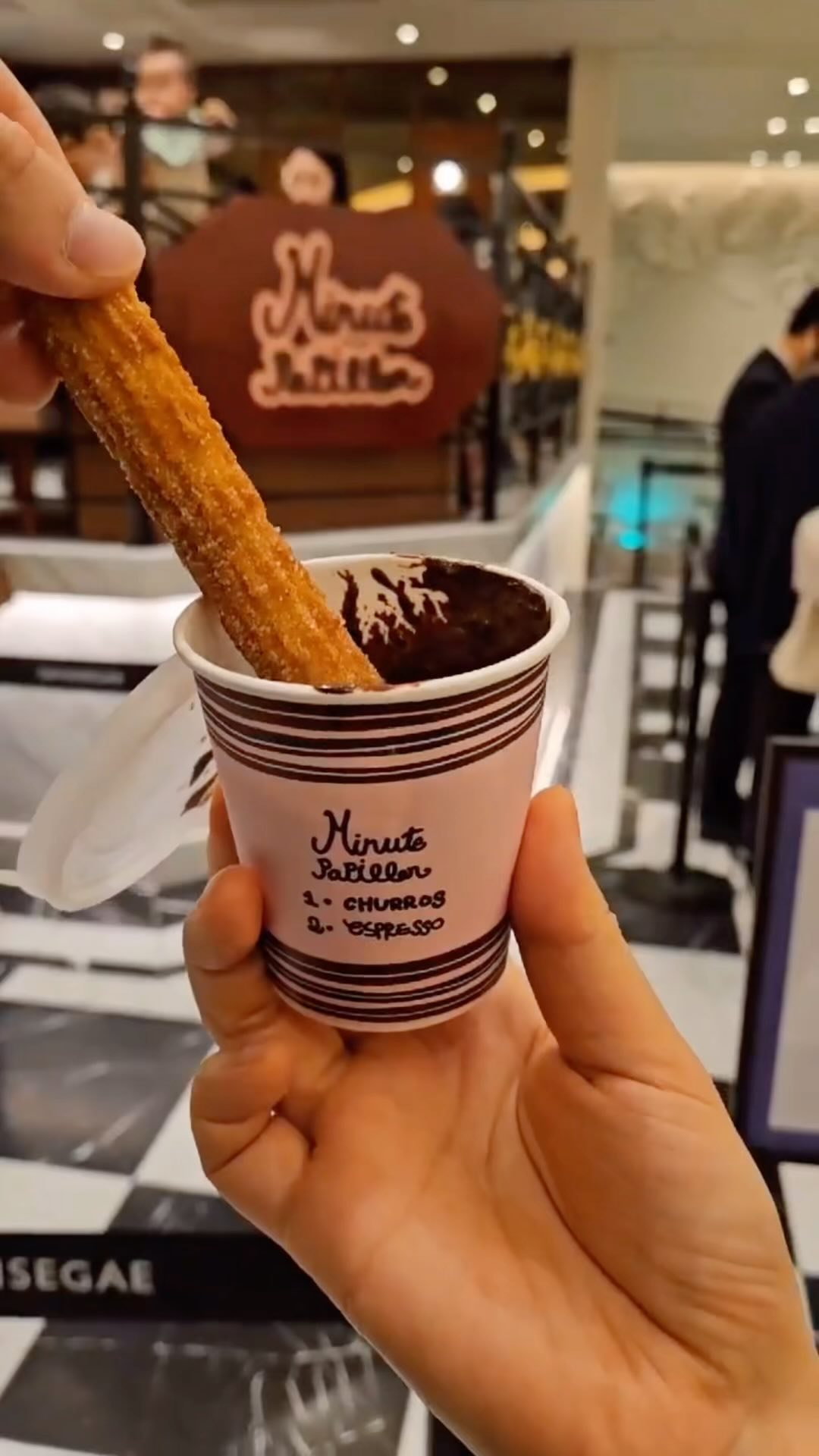 아직도 여길 안가봤다구?
고속터미널 신세계백화점 스위트파크에 핫한 디저트집 다 모였다 
#미뉴트파피용 #츄러스 👏

#고속터미널맛집 #스위트파크 #신세계스위트파크 #고터스위트파크 #신세계백화점강남점