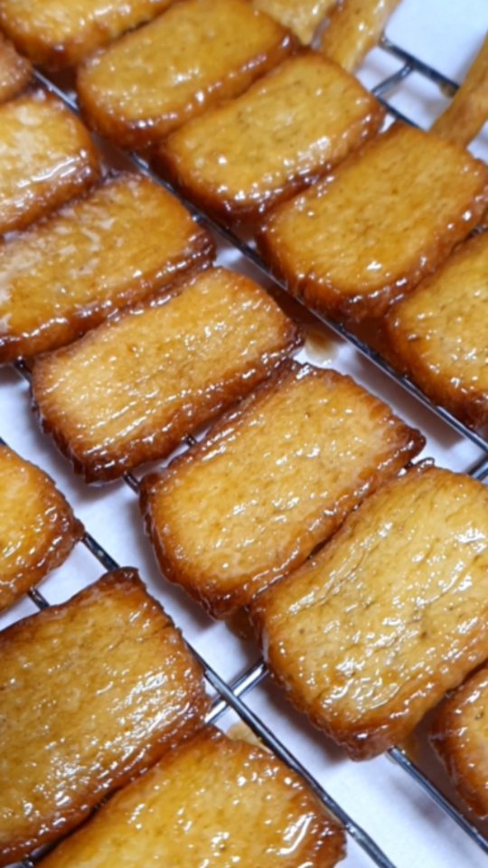 Korean traditional sweets (Yak-gwa)
#오늘의스낵타임 - 엄마손약과(유튜브 둥이키친님의 레시피📃)

엄마손파이로 5분만에 만드는 초간단 약과!
조청, 물, 생강, 계피, 엄마손파이만 있으면 되요!!!
간단한데 달달하고 맛있어요☺️
하루 기다려야 굳어서 더 맛있을거라고 하셨는데
이걸 눈 앞에 놓고 어떻게 기다리죠?😂

요즘 약켓팅 실패해서 속상했는데
후~ 해결~~~
둥이키친님 감사해요😍

#간식그램 #간식 #리뷰 #간식리뷰 #과자 #과자리뷰 #먹스타그램 #먹스타 #간식스타그램 #리뷰스타그램 #food #신상과자 #솔직후기 #korea #korean #koreansnack #ksnack
#엄마손파이 #엄마손약과 #유튜브 #둥이키친 #레시피 #food #dessert #sweet