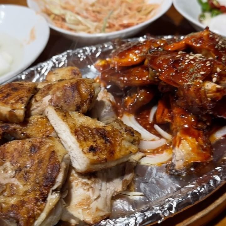 칠곡인들이라면 무조건 아는 곳
진짜 오래 된 동네 호프집 느낌이라서
갬성 뒤짐 .. 내부 인테리어부터 찐ㅋㅋ
주문하면 바로 숯불에 구워주시는데
냄새 짱좋 .. 맛은 그냥저냥인데 저
양배추샐러드가 넘 마싯ㅠ
개인적으로 소금<<<<<양념이라서
꼭 양념 들어간걸로 반반 시키길 ㅊㅊ
-
-
🏠 코리안숯불닭바베큐
📍 대구 북구 칠곡중앙대로 353-1
⏱️ 매일 14:00-02:00

#대구칠곡 #칠곡치킨 #코리안숯불바베큐 #대구칠곡맛집 #칠곡맛집