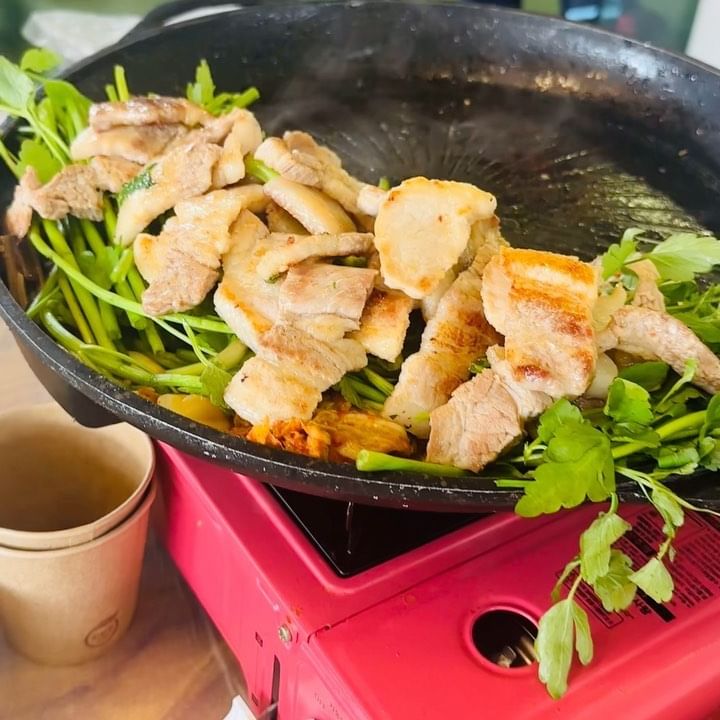 ❤️‍🔥요즘 인스타 타고
Hot한 #수월산방 다녀왔어요
우선… 맛있는데, 꼭 여길 갈 필욘
없어요ㅋ 삼겹살 한줄에 1인분입니다!
(저흰 둘이서 5인분에 비빔밥+된장까지
먹었지만 배는 다 안참🐷)
인스타에 소개 된거랑 찬거리 등등 
조금 연출 된 부분있다는거 참고✔️
주변에도 충분히 맛있을거같은 곳들도
있었어요ㅋ 그리고.. 매화가 벌써 개화
를 시작했다는거🥰 축제 전에 가시길 
추천 드려요💕
#양산맛집 #원동맛집 #매화축제 #매화축제맛집 #미나리삼겹살